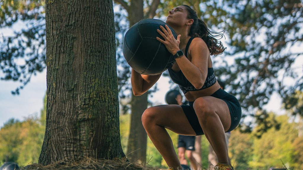 Participante réalisant des Wall Balls lors du HYROX Outdoor AthletX Rebel