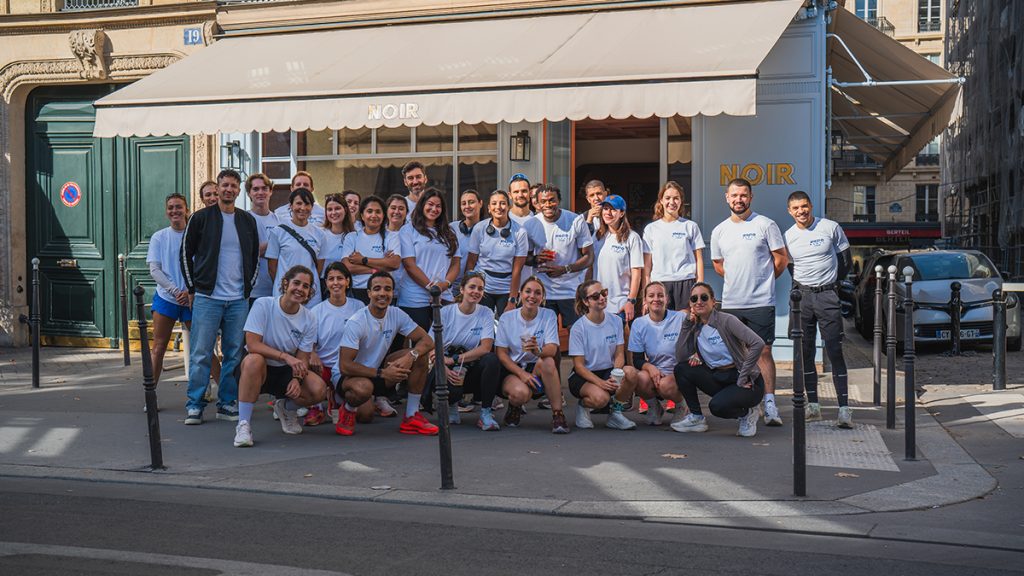 Participants lors du lancement du Rebel Run Club posant avec leur T-shirt dans Paris