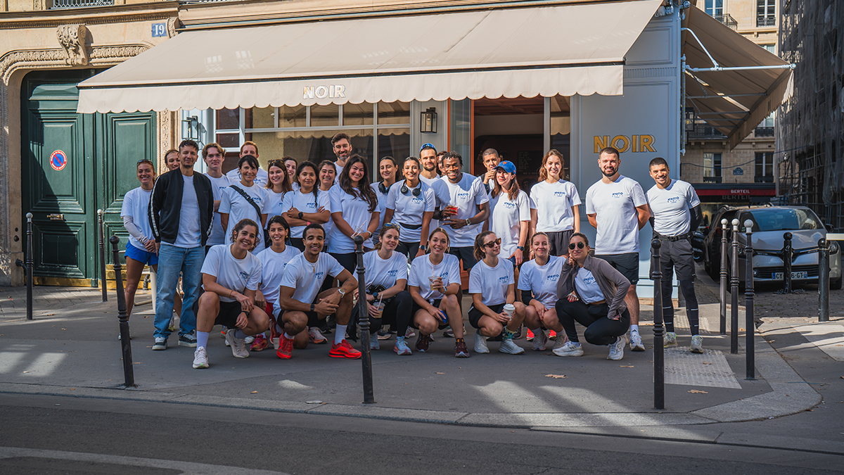 Participants lors du lancement du Rebel Run Club posant avec leur T-shirt dans Paris